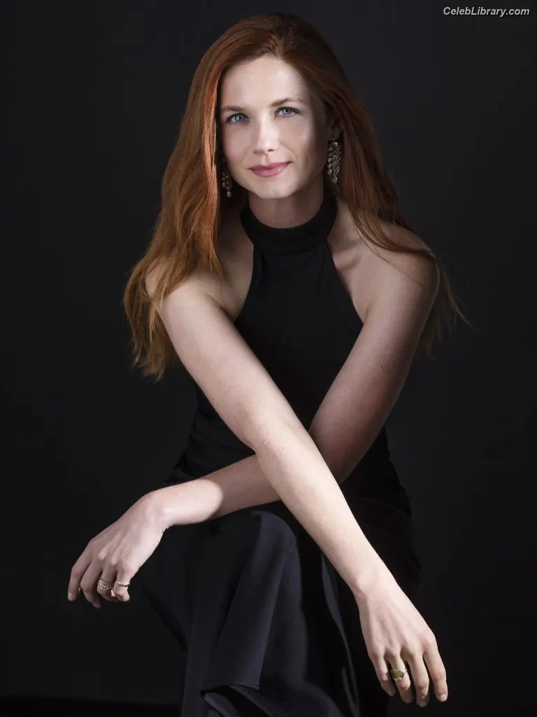 Bonnie Wright photo 14 of 422