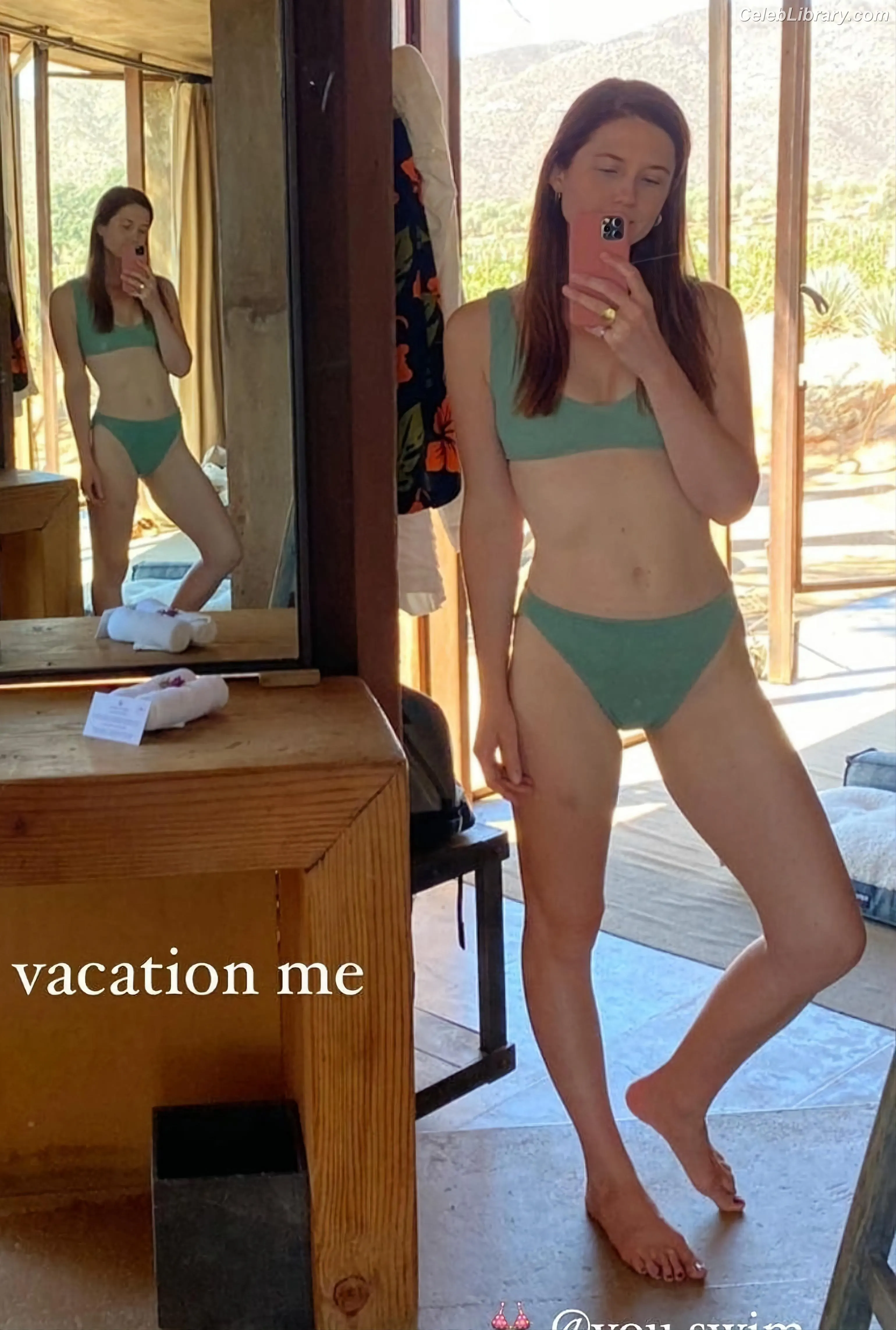 Bonnie Wright photo 10 of 422