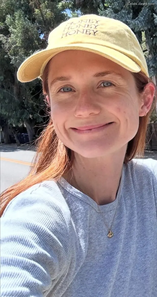 Bonnie Wright photo 14 of 422
