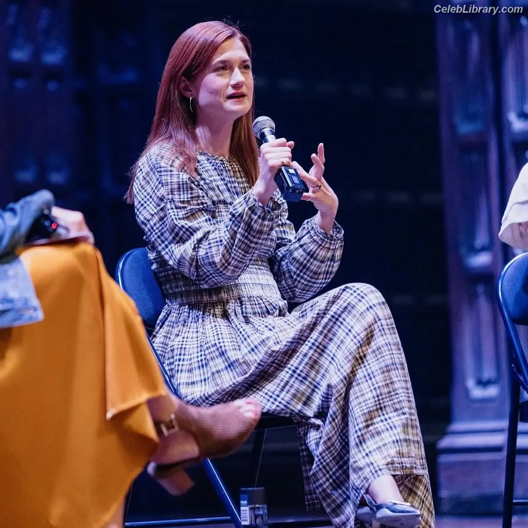 Bonnie Wright photo 21 of 422