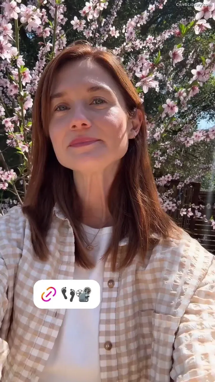 Bonnie Wright photo 10 of 422
