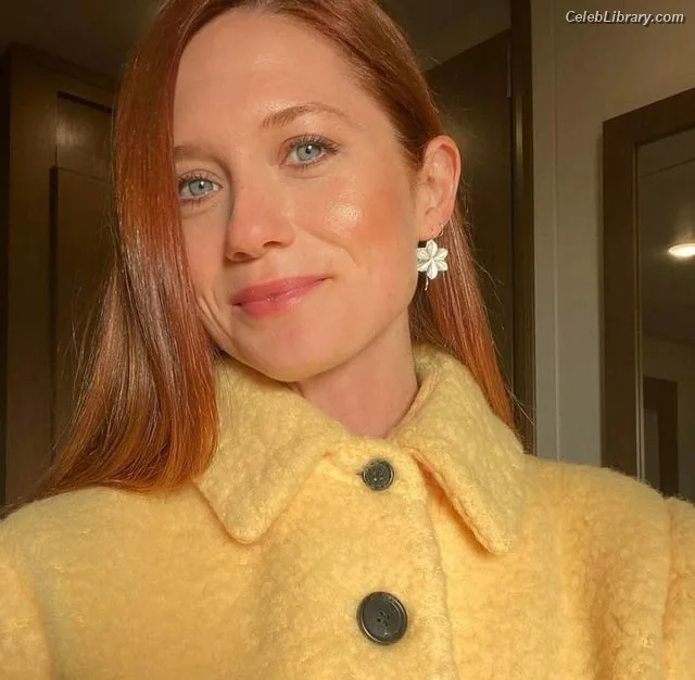 Bonnie Wright photo 3 of 423