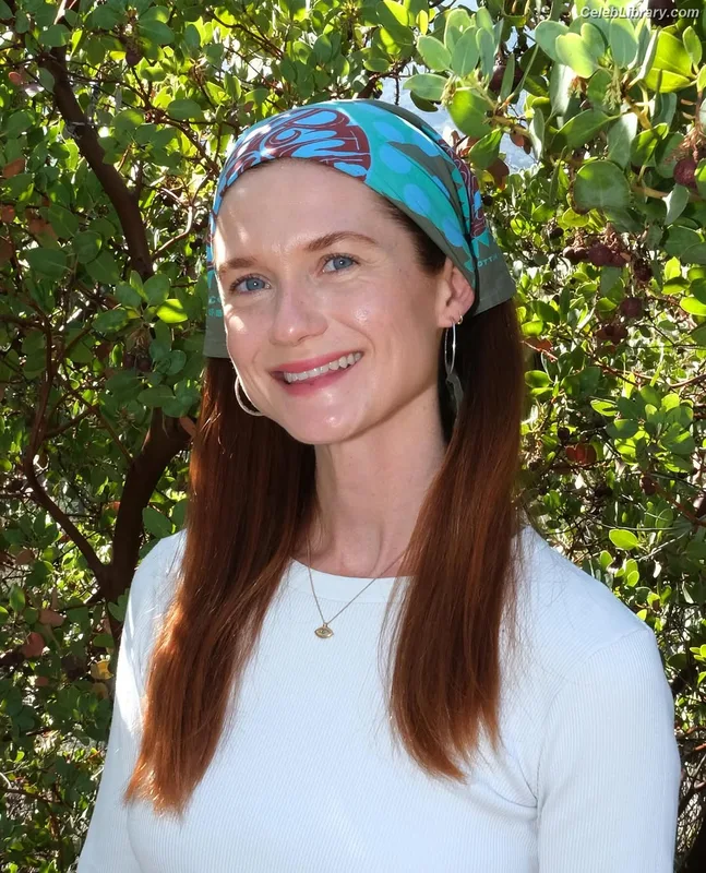 Bonnie Wright photo 6 of 423