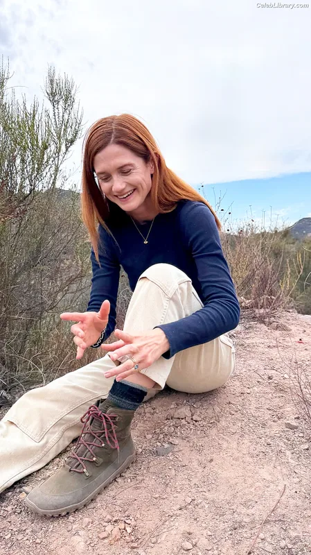 Bonnie Wright photo 9 of 423