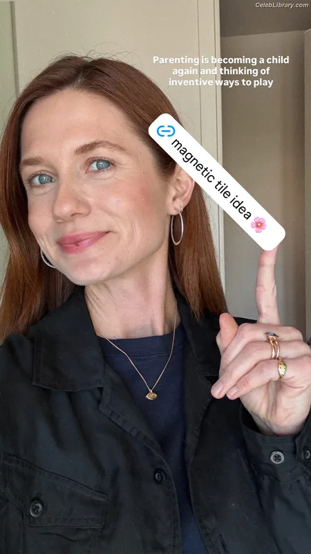 Bonnie Wright photo 11 of 423