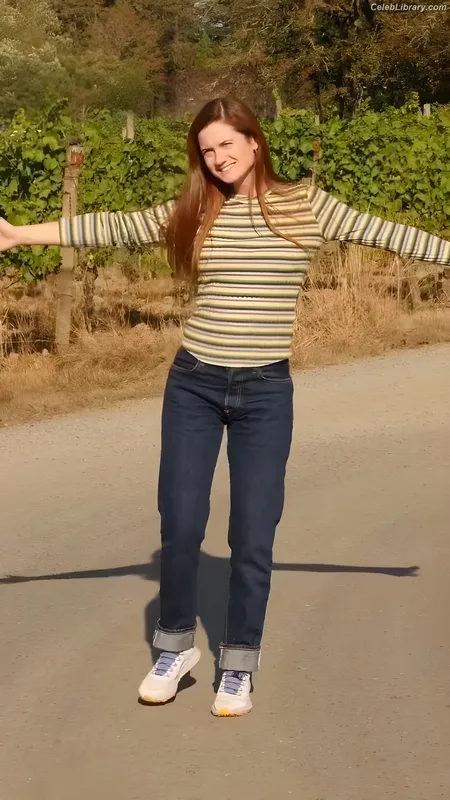 Bonnie Wright photo 15 of 423