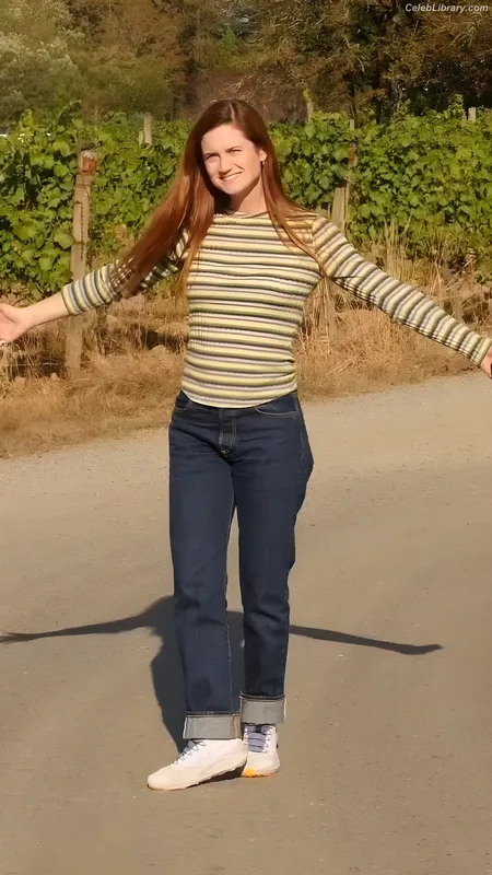 Bonnie Wright photo 16 of 423