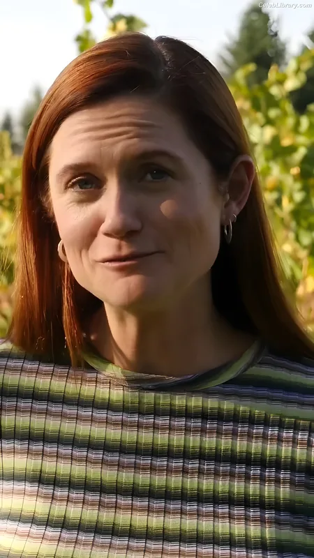 Bonnie Wright photo 18 of 423