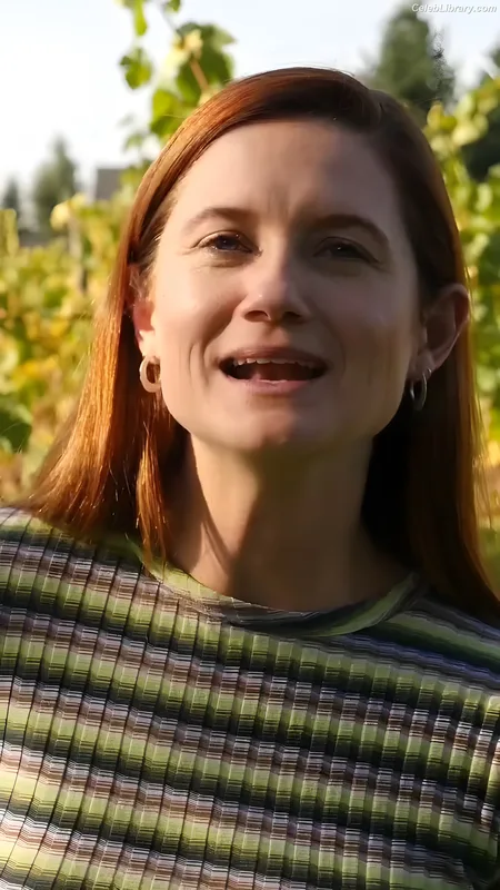 Bonnie Wright photo 19 of 423
