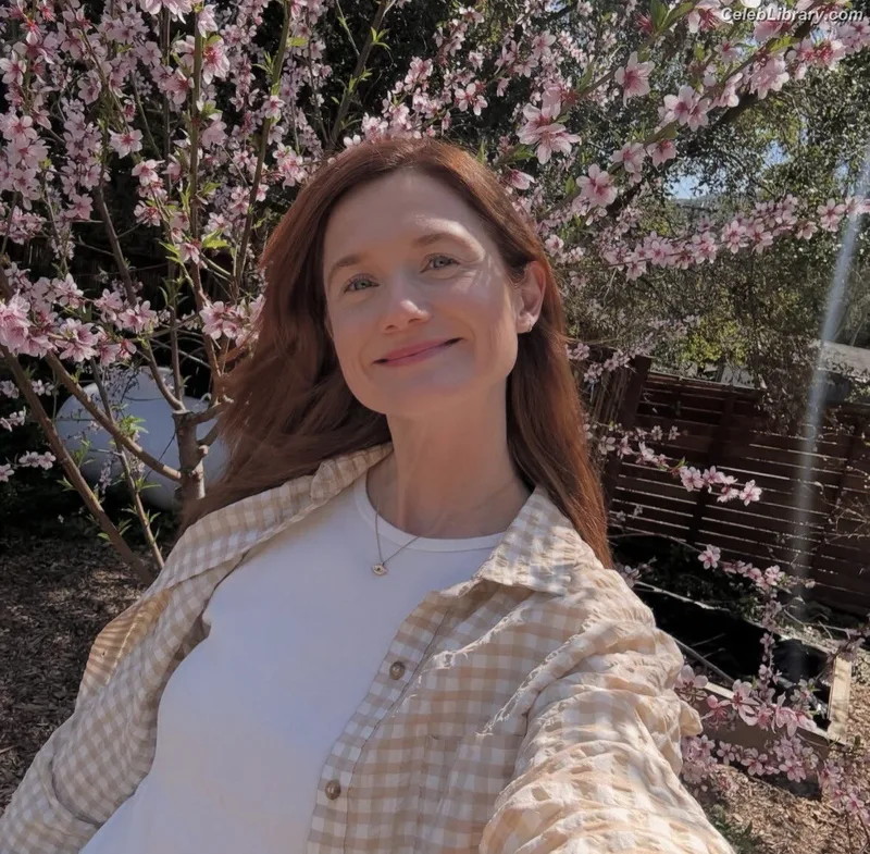 Bonnie Wright photo 24 of 423