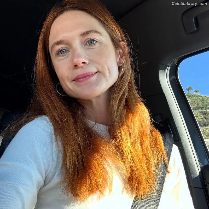 Bonnie Wright photo 3 of 423