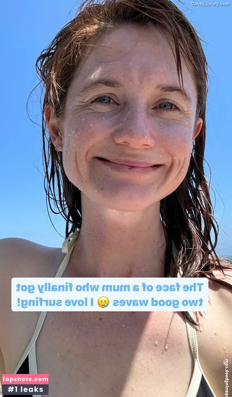 Bonnie Wright photo 4 of 423