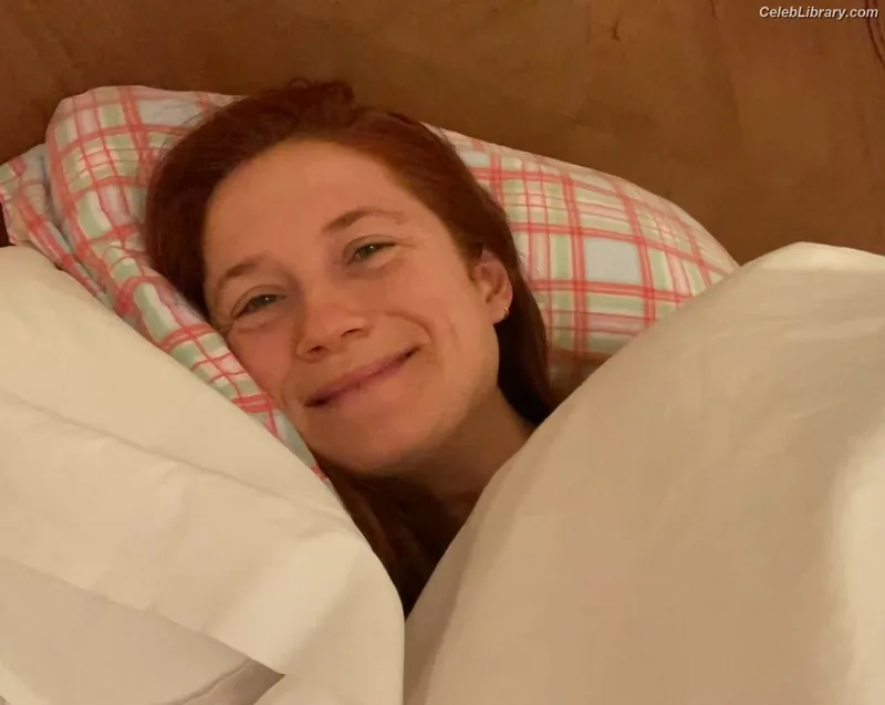 Bonnie Wright photo 8 of 423