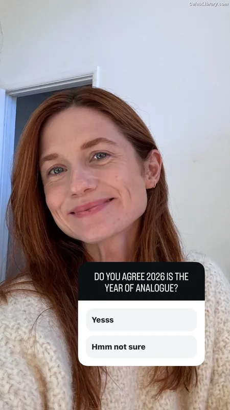 Bonnie Wright photo 11 of 423