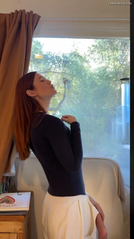 Bonnie Wright photo 16 of 423