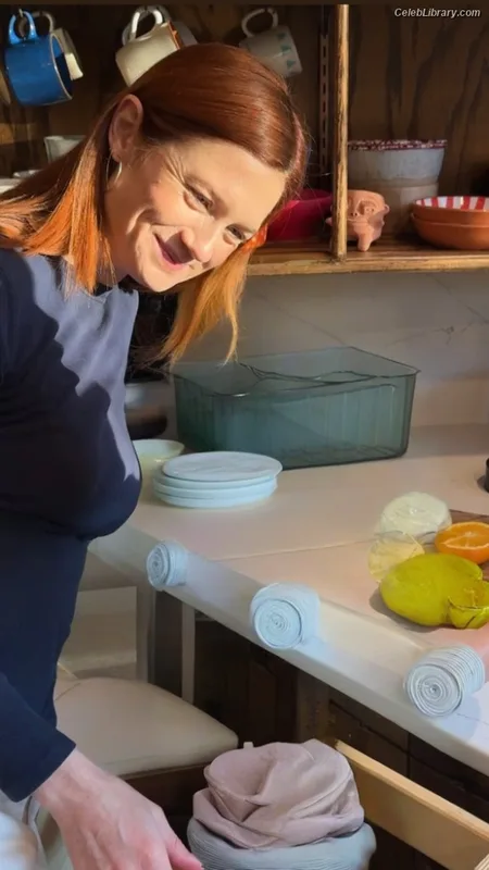 Bonnie Wright photo 17 of 423