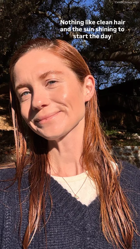 Bonnie Wright photo 19 of 423