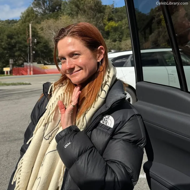 Bonnie Wright photo 4 of 423