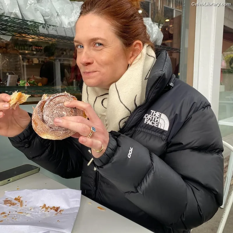Bonnie Wright photo 5 of 423