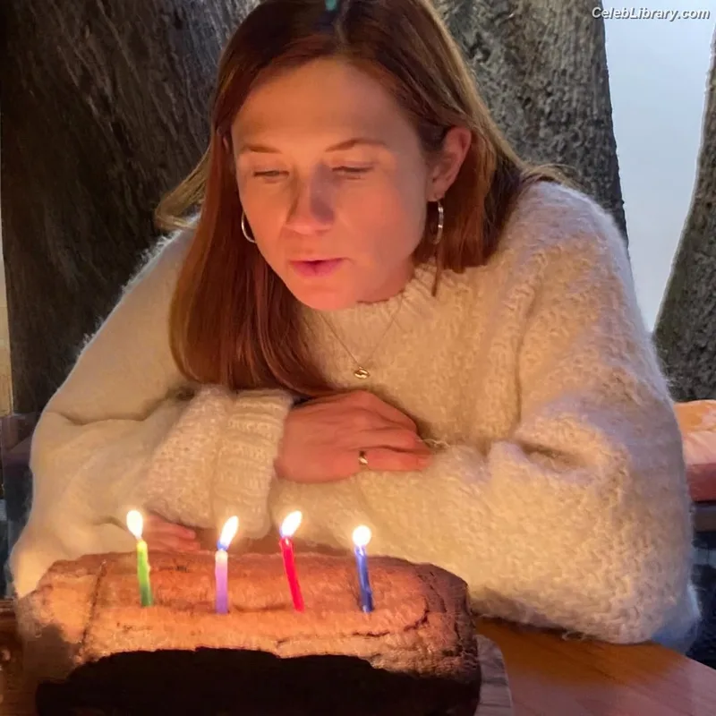 Bonnie Wright photo 7 of 423