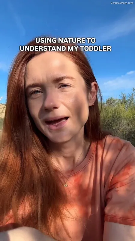 Bonnie Wright photo 9 of 423