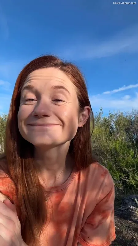 Bonnie Wright photo 10 of 423