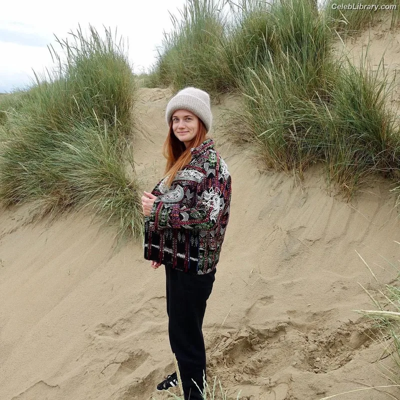 Bonnie Wright photo 14 of 423
