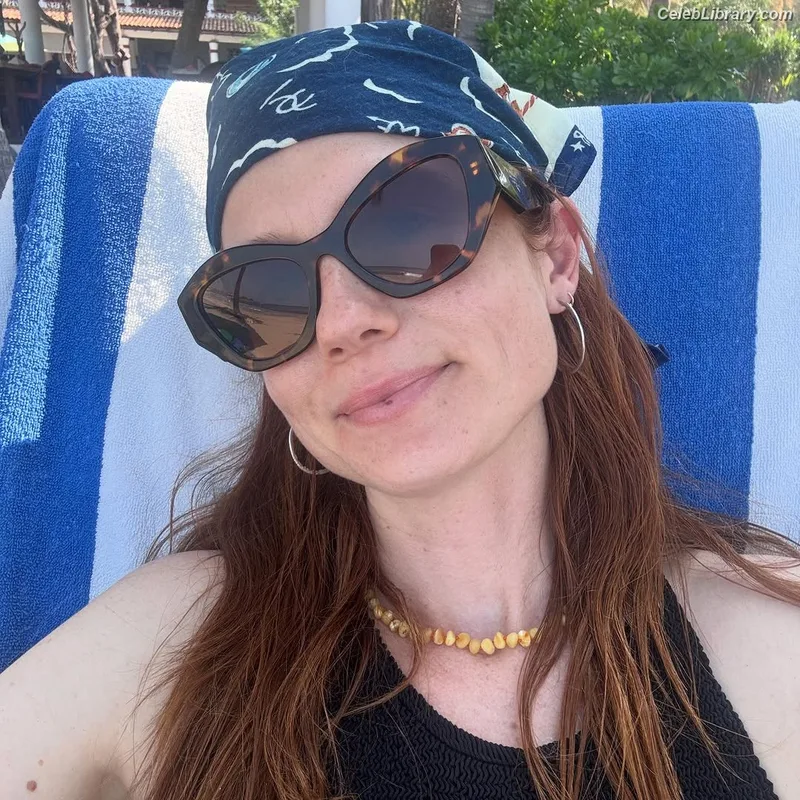 Bonnie Wright photo 16 of 423