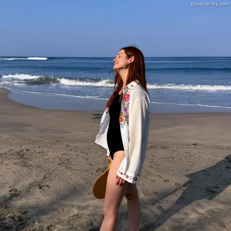 Bonnie Wright photo 17 of 423