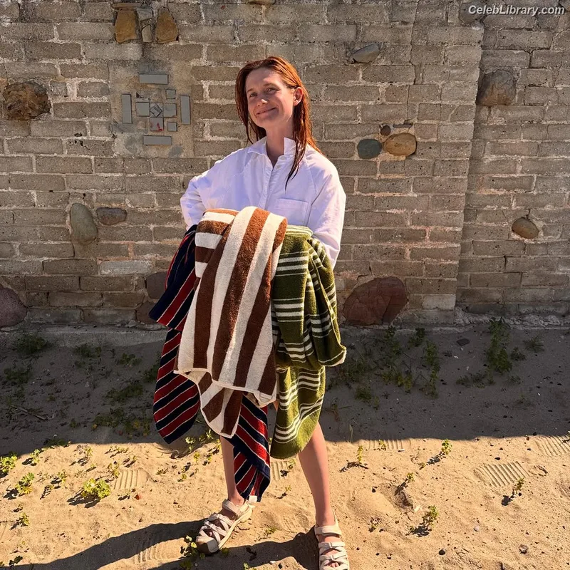 Bonnie Wright photo 20 of 423