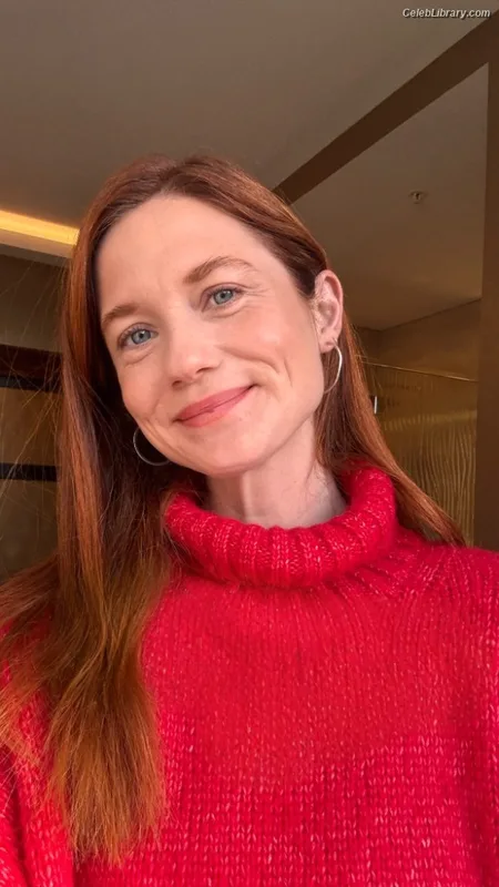 Bonnie Wright photo 21 of 423