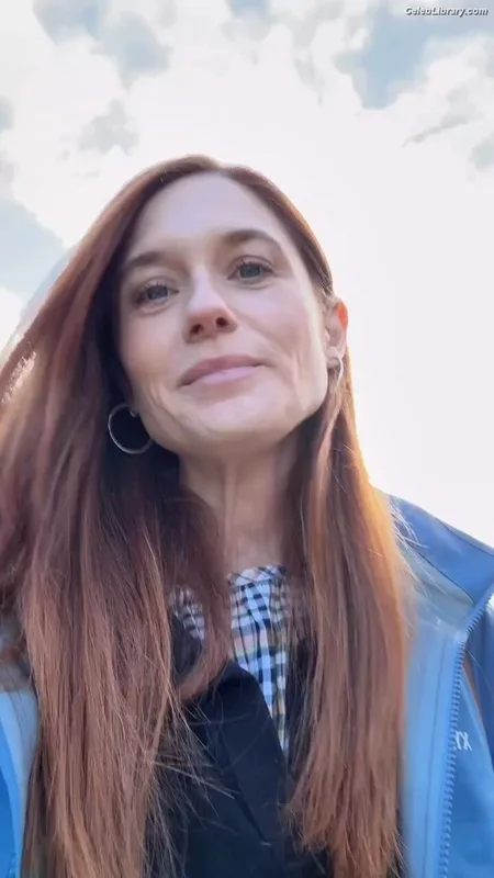 Bonnie Wright photo 12 of 423