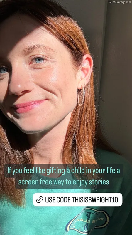 Bonnie Wright photo 18 of 423