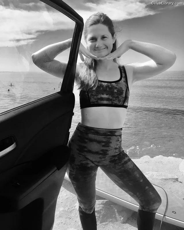 Bonnie Wright photo 10 of 423