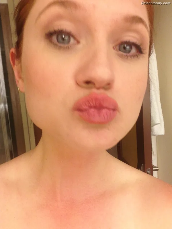 Bonnie Wright photo 18 of 423