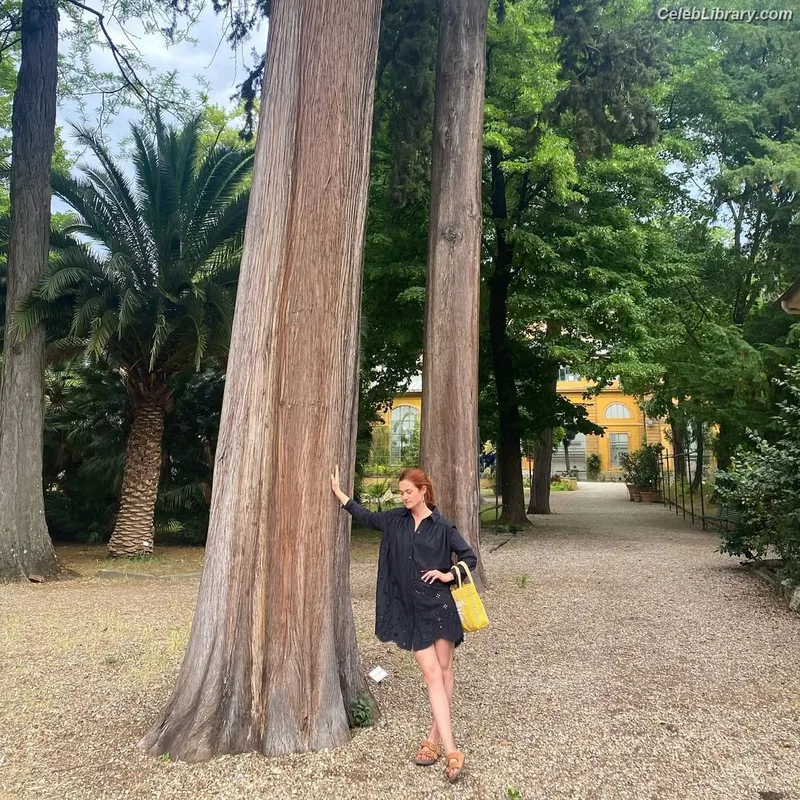 Bonnie Wright photo 20 of 423