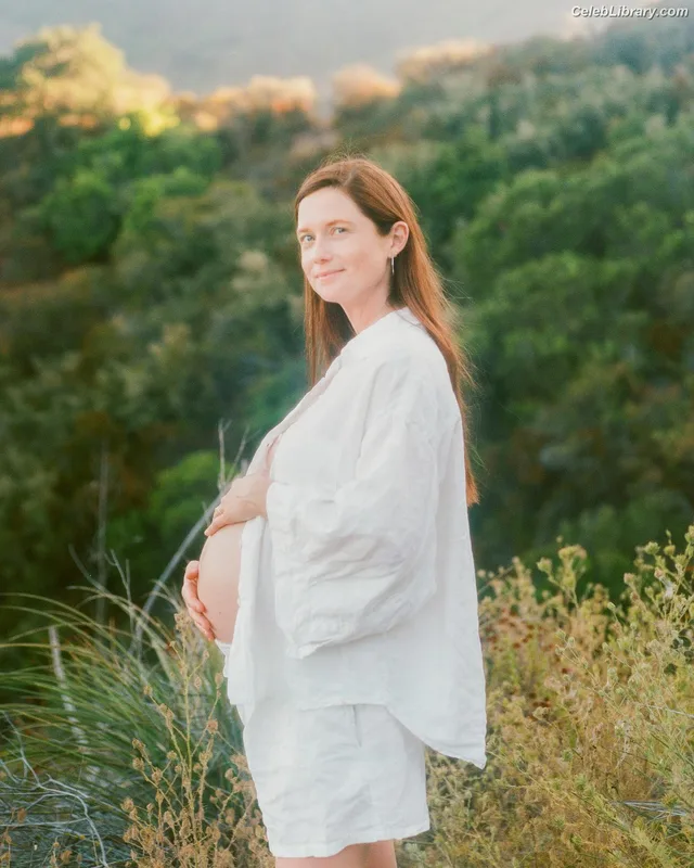 Bonnie Wright photo 6 of 423