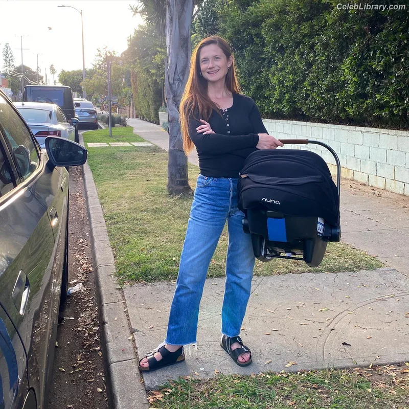 Bonnie Wright photo 7 of 423