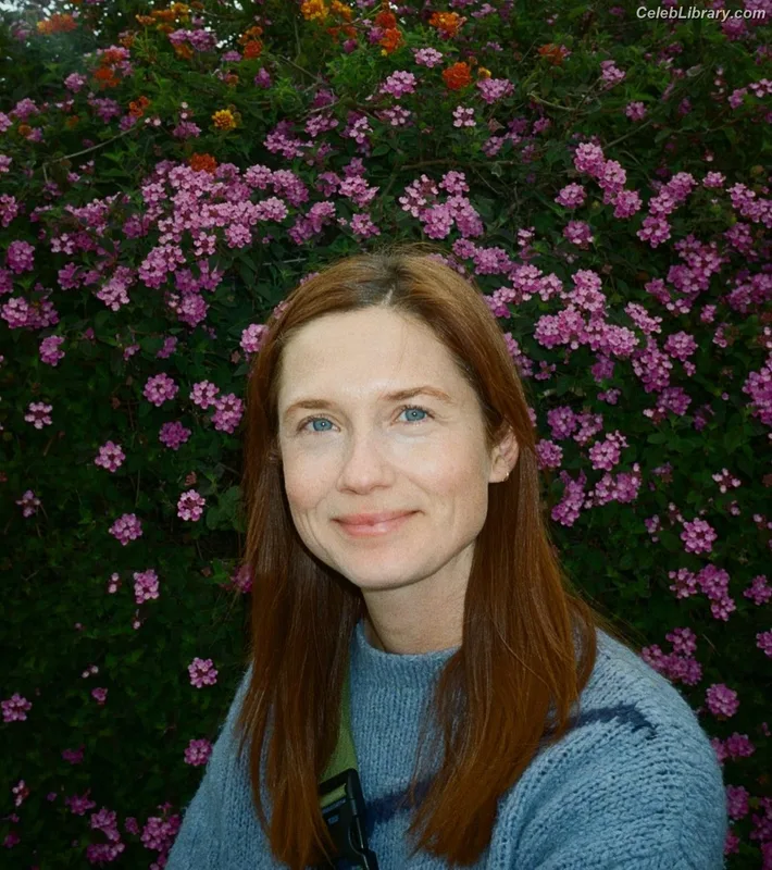 Bonnie Wright photo 10 of 423