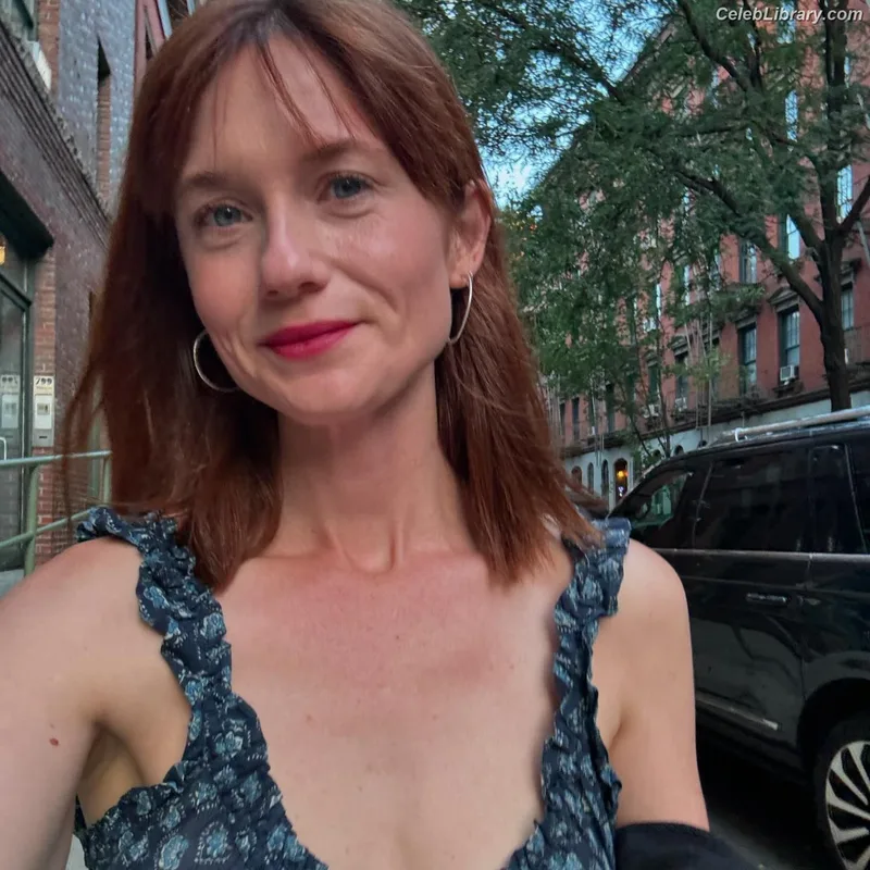 Bonnie Wright photo 17 of 423