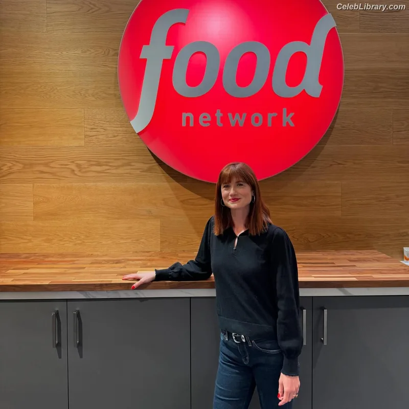 Bonnie Wright photo 18 of 423