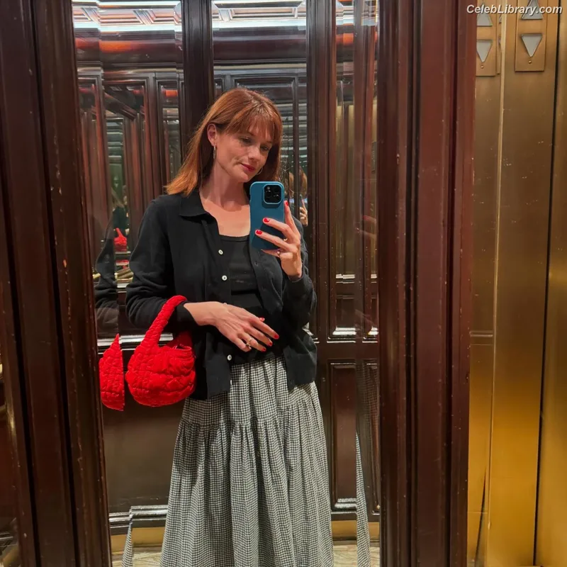 Bonnie Wright photo 20 of 423
