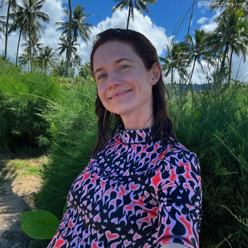 Bonnie Wright photo 23 of 423