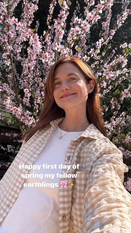 Bonnie Wright photo 4 of 423