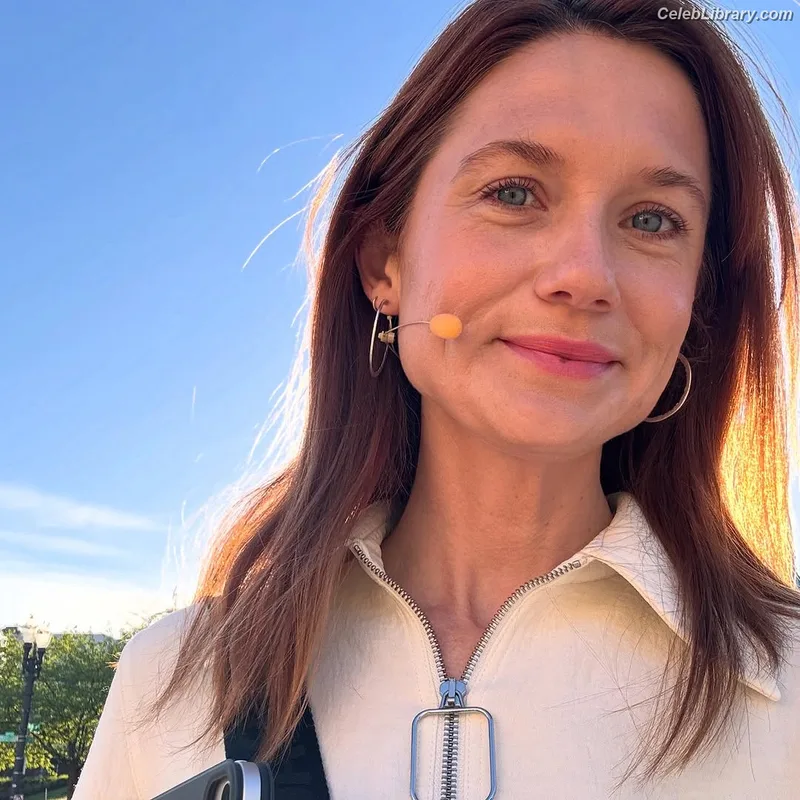 Bonnie Wright photo 5 of 423