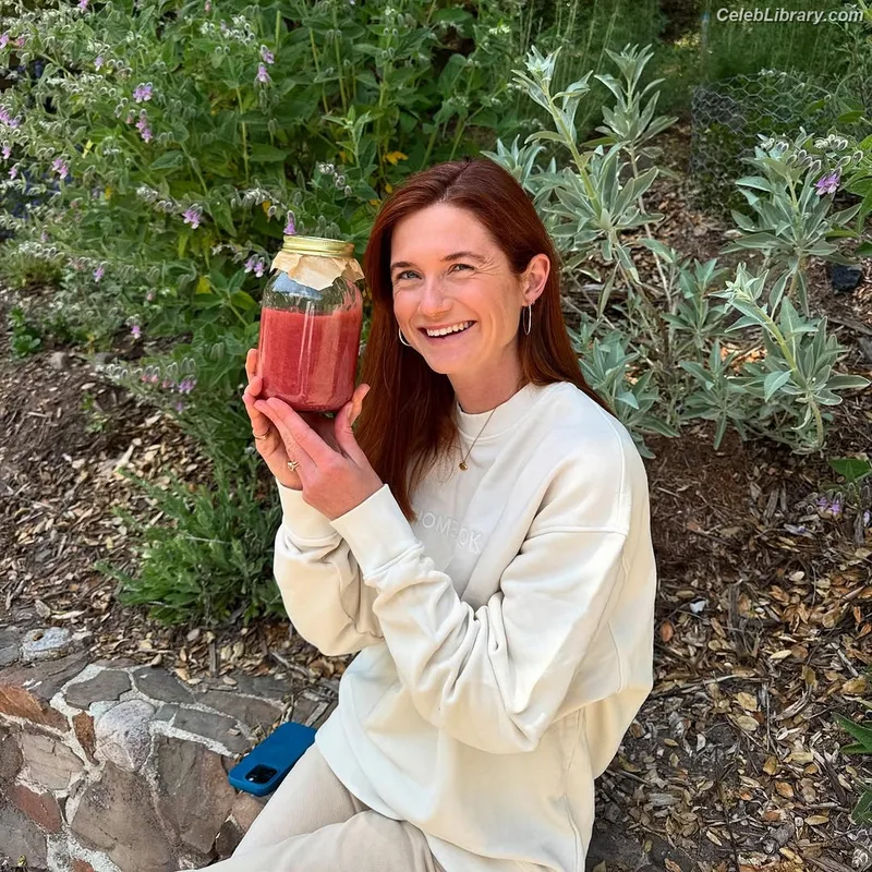 Bonnie Wright photo 7 of 423
