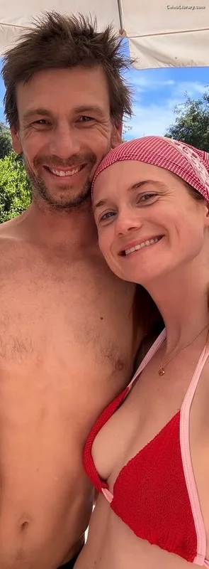 Bonnie Wright photo 8 of 423
