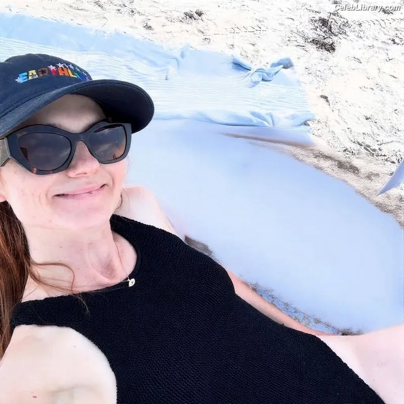 Bonnie Wright photo 15 of 423