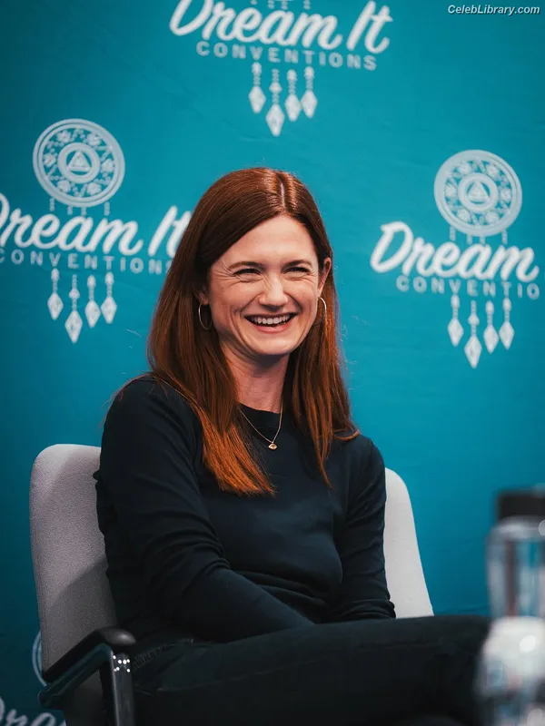 Bonnie Wright photo 22 of 423