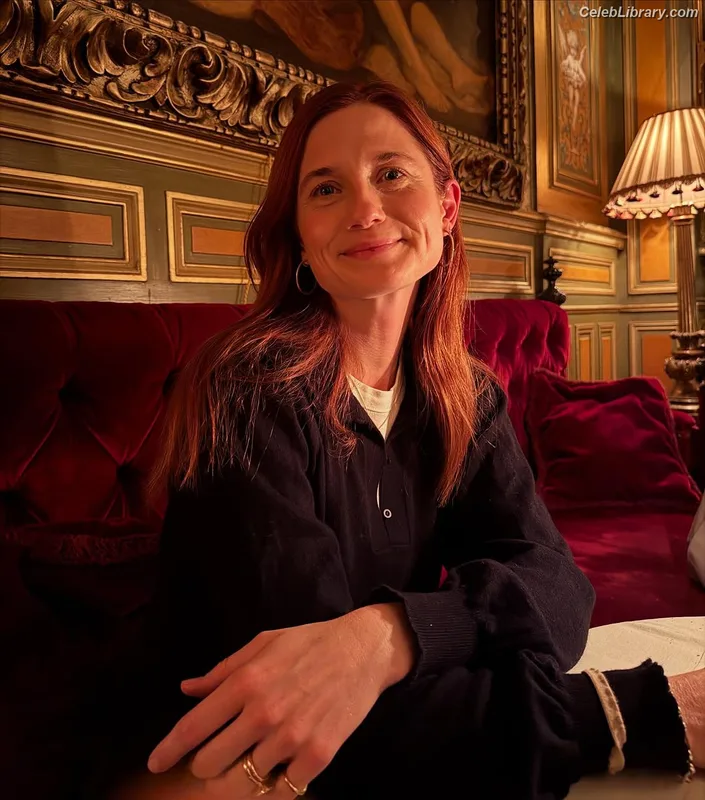 Bonnie Wright photo 1 of 423